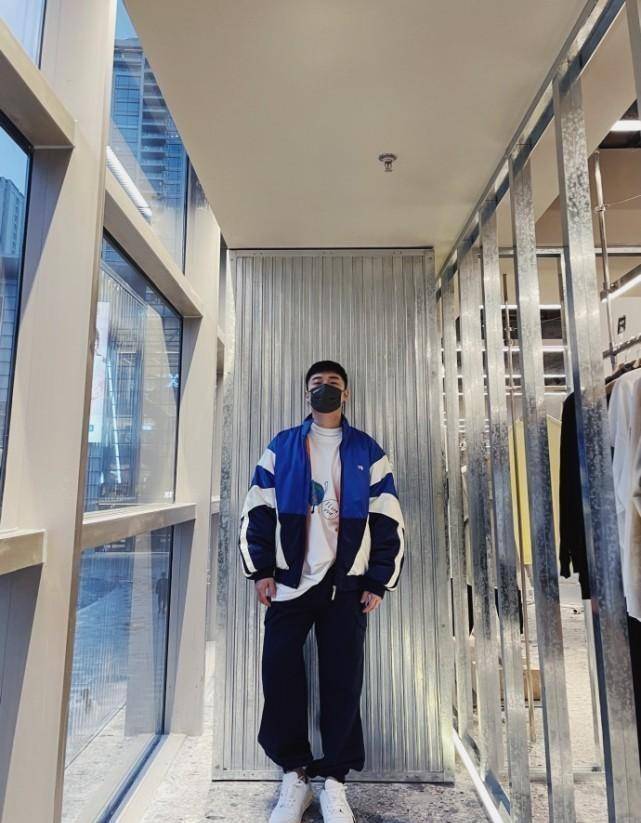 在当天,陈赫穿着白色t恤蓝色运动外套,搭配黑色裤子,脚踩白色休闲鞋