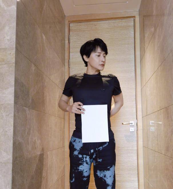 赵英俊离世次日,陈志朋发自己背影轮椅照:身体健康真的很重要_年龄