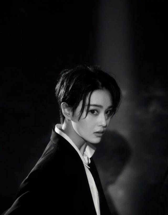 张馨予短发a爆!这个军嫂又帅又美!_造型_长发_勇气