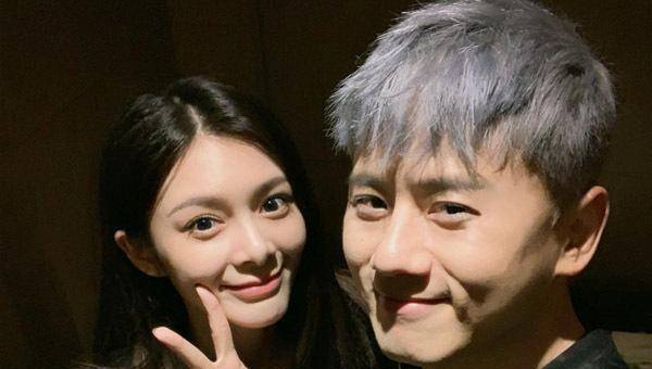 张杰谢娜情火箭少女傅菁吃火锅比v晒合照画面十分温馨_女孩子_网友