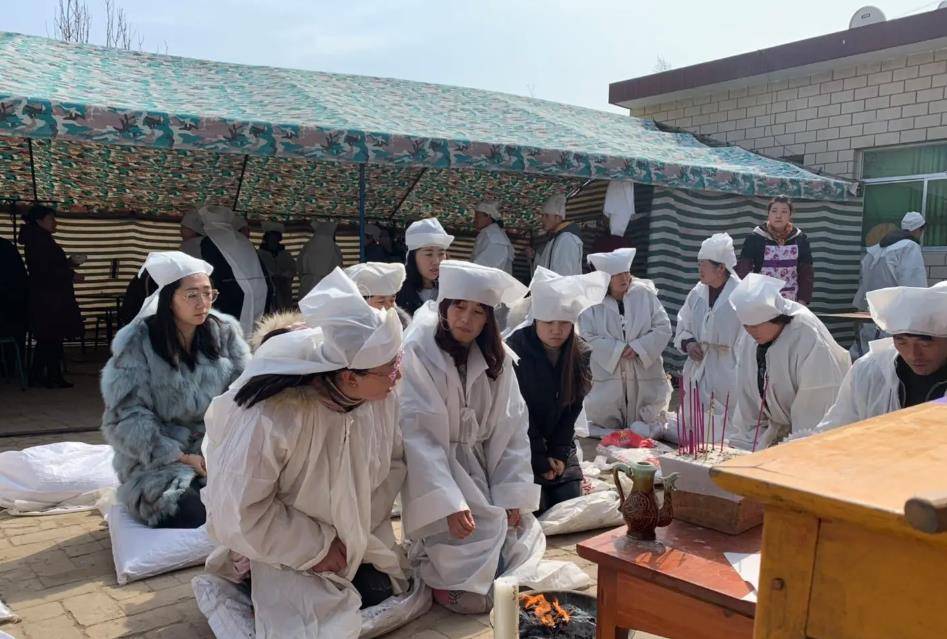 如今在我国还未废除丧葬的时候,在农村,还有很多人家家里死了人,要办
