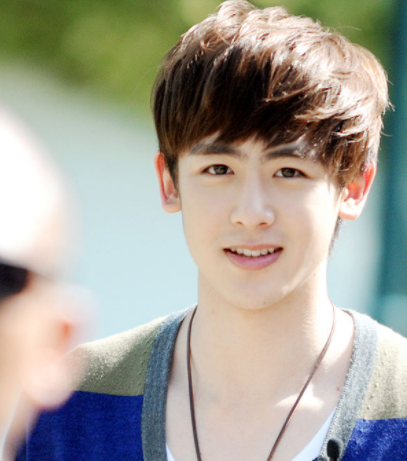 长相酷似韩星尼坤的水果小哥走红网络,卖水果月入几十万_妈妈_中国