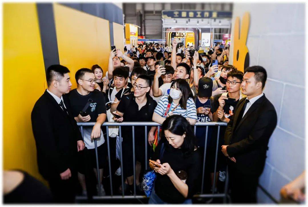 这场以"电竞"为主题的直播,不仅选择了二次元爱好者最关注的大型线下