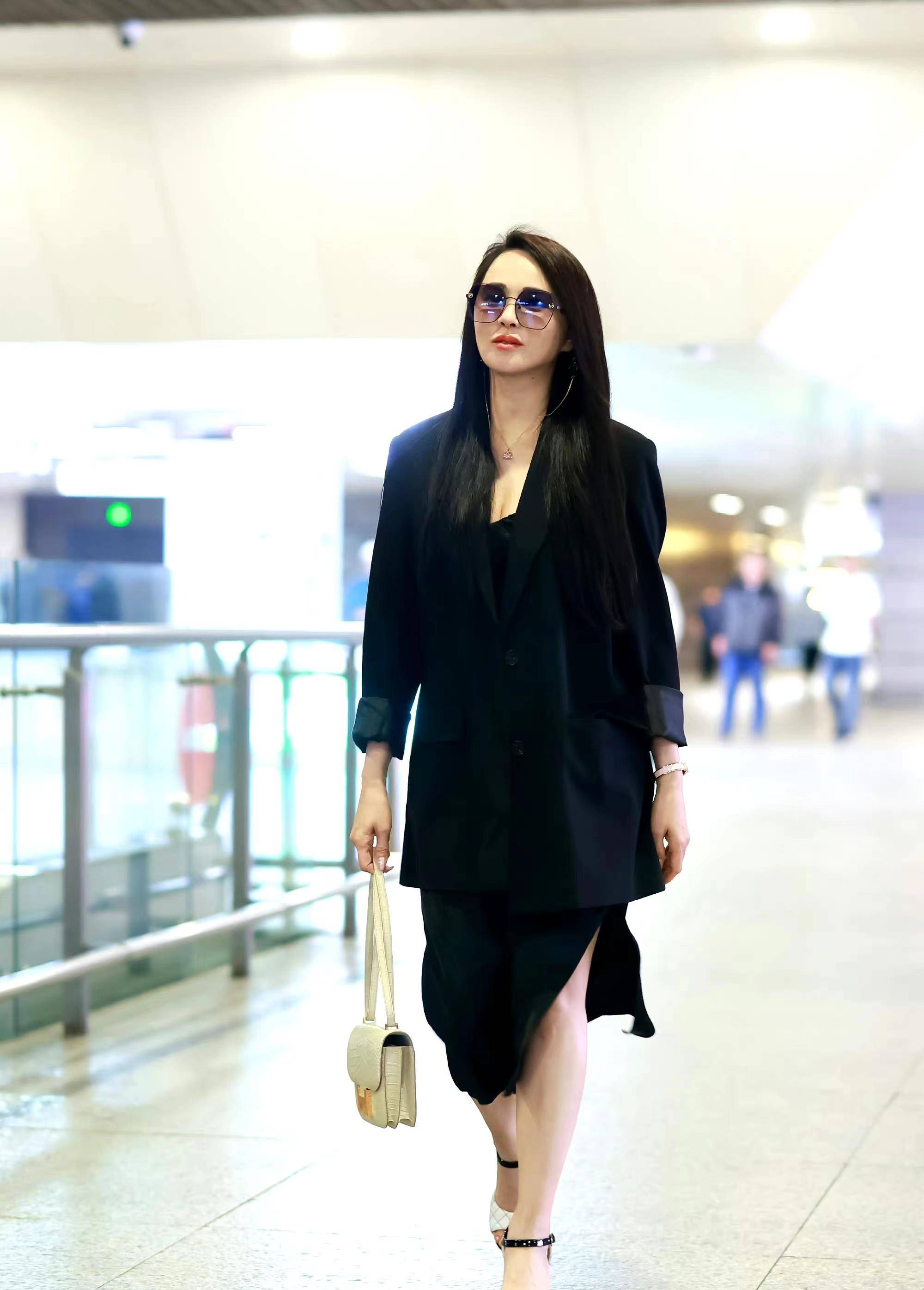 伊能静一身黑色时装搭配黑色西装现身机场,优雅有气场!