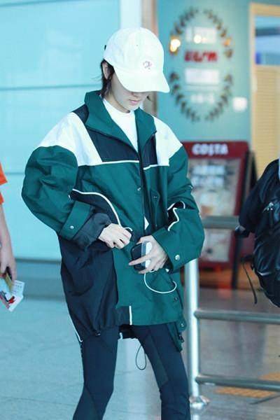 周冬雨现身机场,新造型遭围观,网友:原来现在流行穿一只袜子啊_黑色