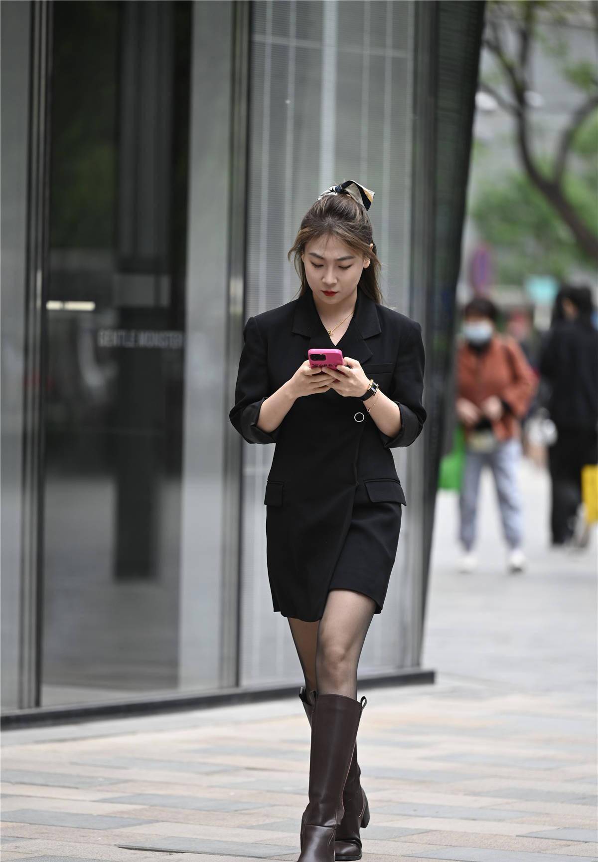 黑袜配靴子,你会选择皮靴款式吗?适合春天出门_黑色_时尚_效果