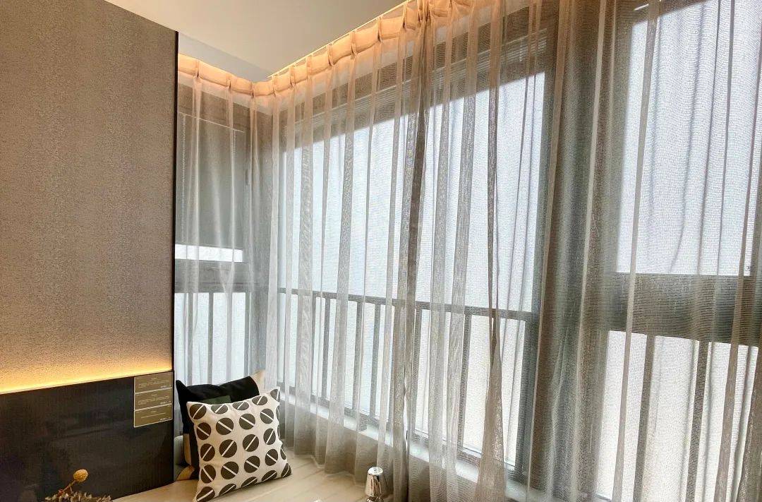 直角飘窗实拍在116㎡的样板间中,采用了直角飘窗的设计,一方面,授内