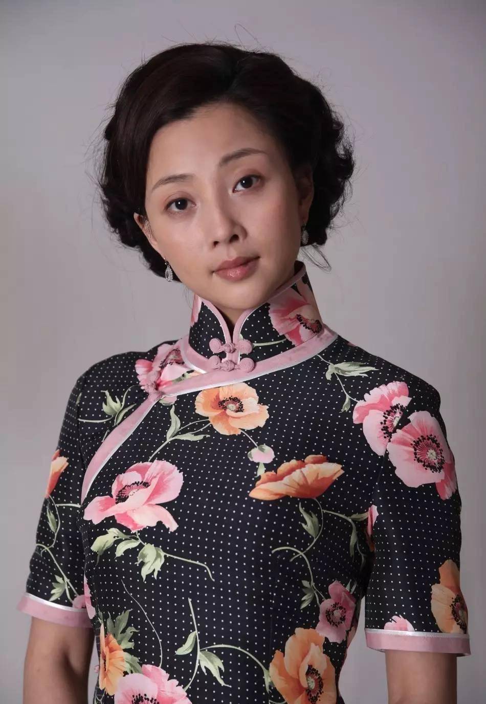 "人间水蜜桃"殷桃:42岁少女感十足,却被迪丽热巴碾压演技_唐嫣_身材