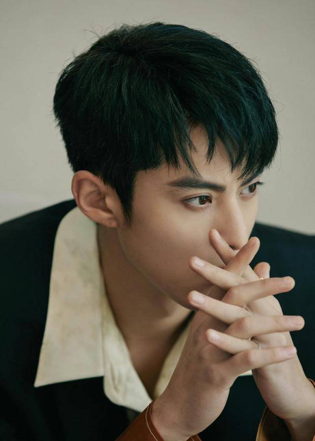 组图:王鹤棣《100道光芒》剧照写真西装革履剑眉星目英气十足_五官