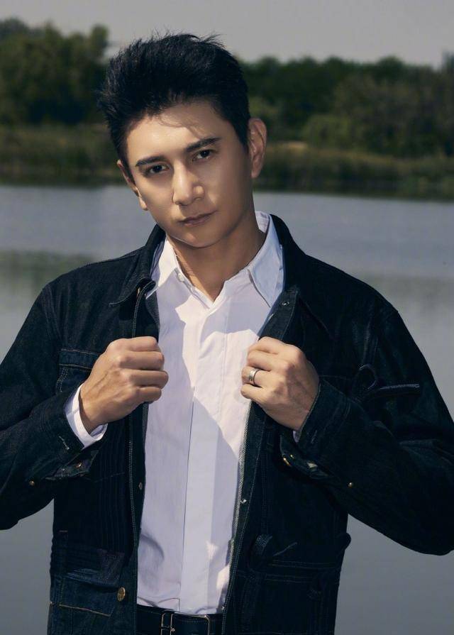 吴奇隆罕晒秋天心情自拍照头发蓬松皮肤紧致帅气依旧_尾巴_上线_照片