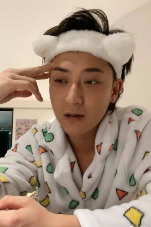 黄子韬出镜时给网友展示自己收藏的手办,炫耀说是"地摊买的",结果被