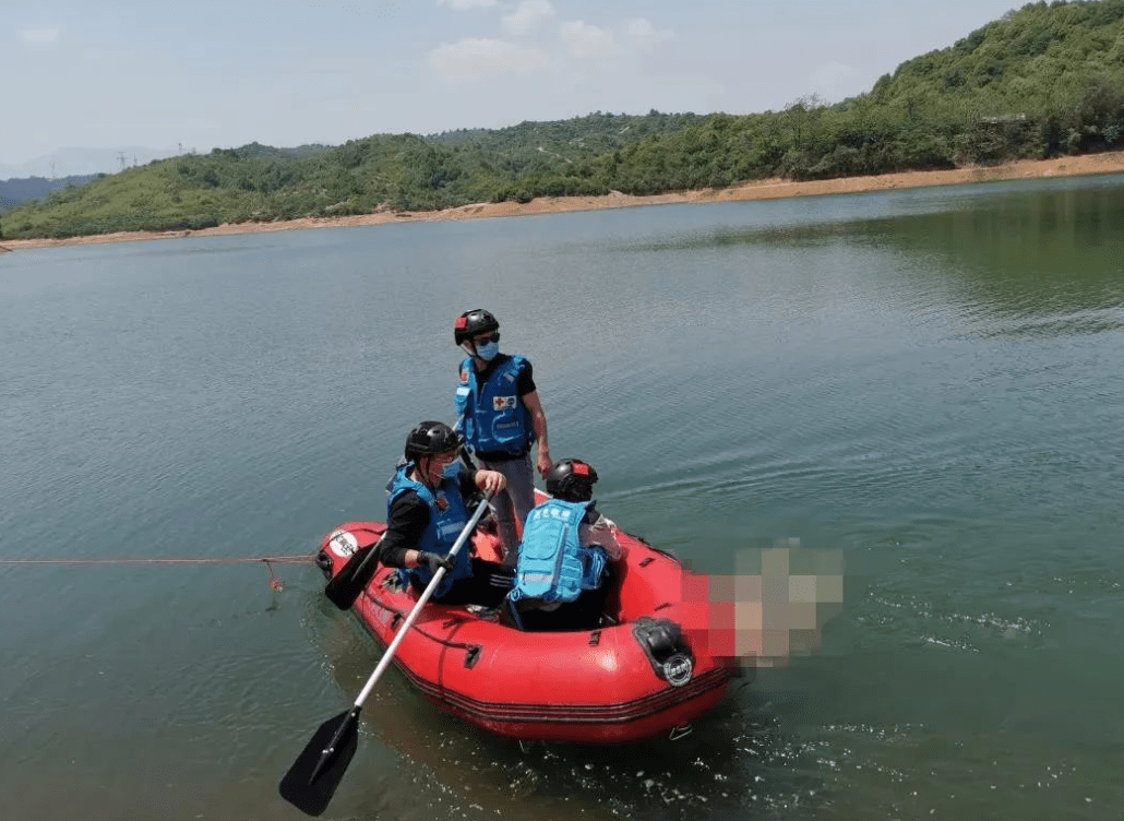 8名学生下河游泳只为庆生,可惜其中4人溺水身亡,家长难辞其咎_孩子