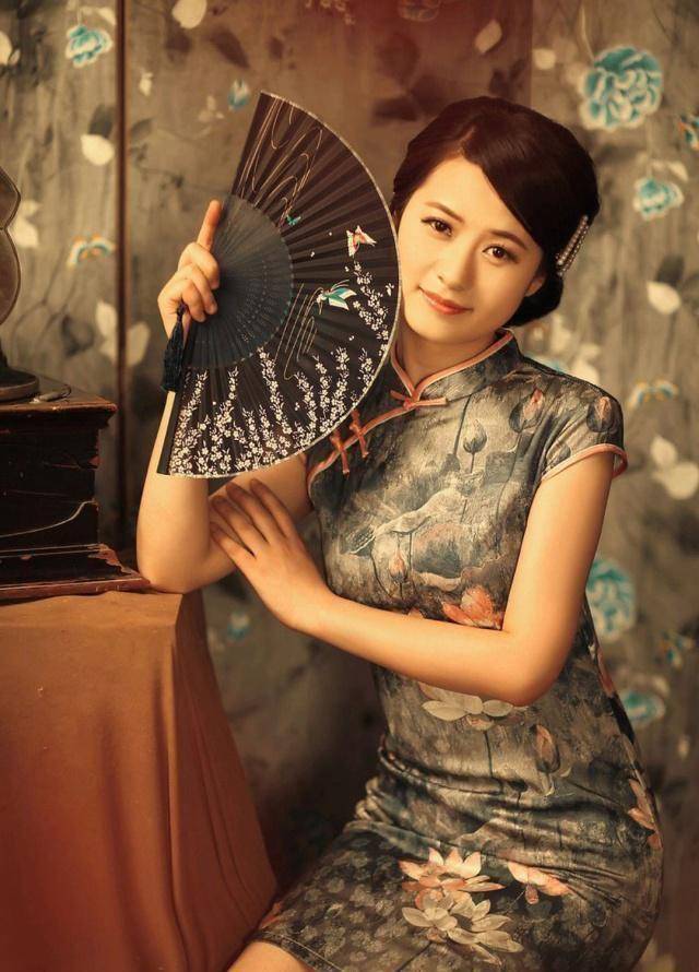 最美莫过旗袍—云想衣裳花想容,春风拂槛露华浓……_佳人_淑女_美女