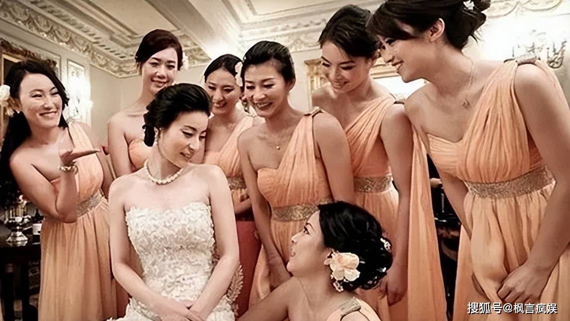 郭晶晶结婚时,吴敏霞作为伴娘在婚礼中出现,吴敏霞的身影自然让许多