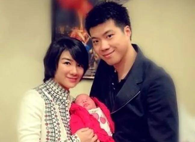 黄奕约会,参加高知饭局,话题不同显尴尬,圈子不同要硬融吗?