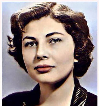 国王每天送珠宝哄她开心,8年无子被流放_巴列维_索拉娅_孩子