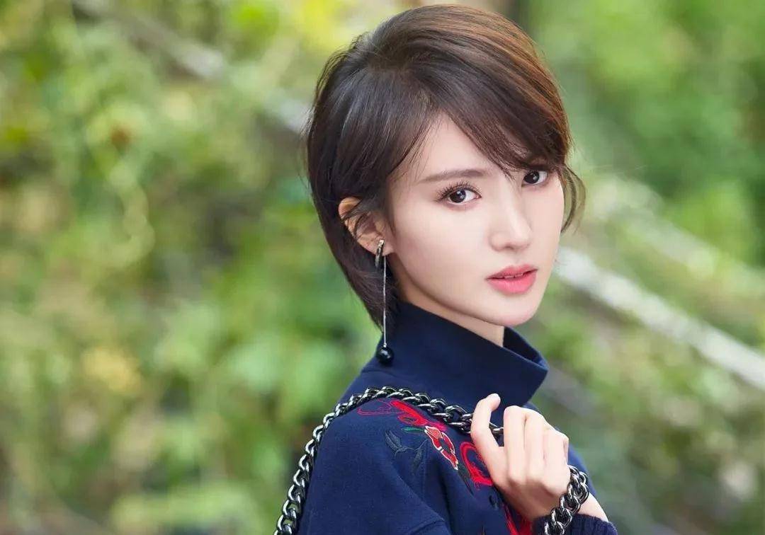 "野心上位"杨采钰:恋60岁富豪,截胡金晨,接捧刘亦菲成资本新宠_陈金飞