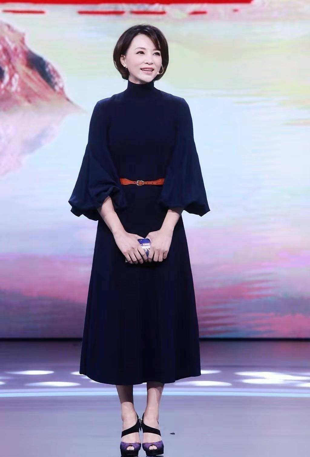 看姐姐的衣服就明白了,裙子不配丝袜,而且颜色不超过三种,真的优雅又