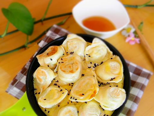 有人叫这种做法叫抱蛋馄饨,也有人叫馄饨蛋,总觉得这两种叫法非常搞笑