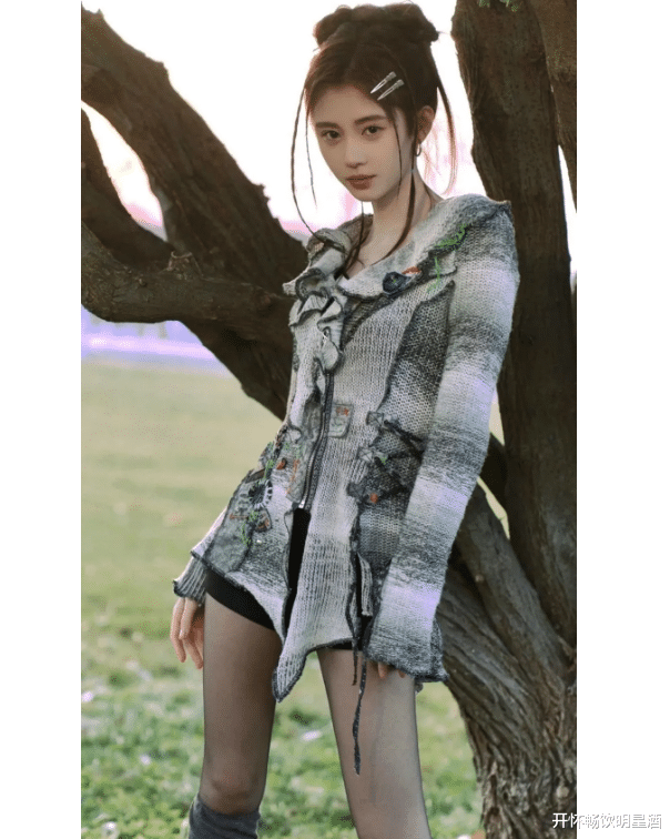 黑色丝袜搭配铠甲式上衣,鞠婧祎大秀魔女风采,网友:完美!