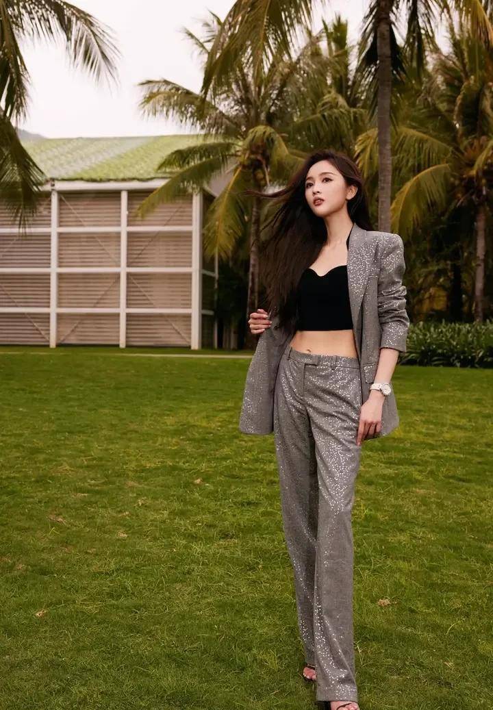 吴宣仪椰林海滩,神秘与时尚并存_亮片_阳光_身材