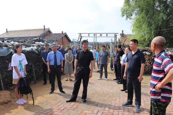 市人大常委会主任曹洪罡,副主任房利,李媛带领部分人大代表参加视察.