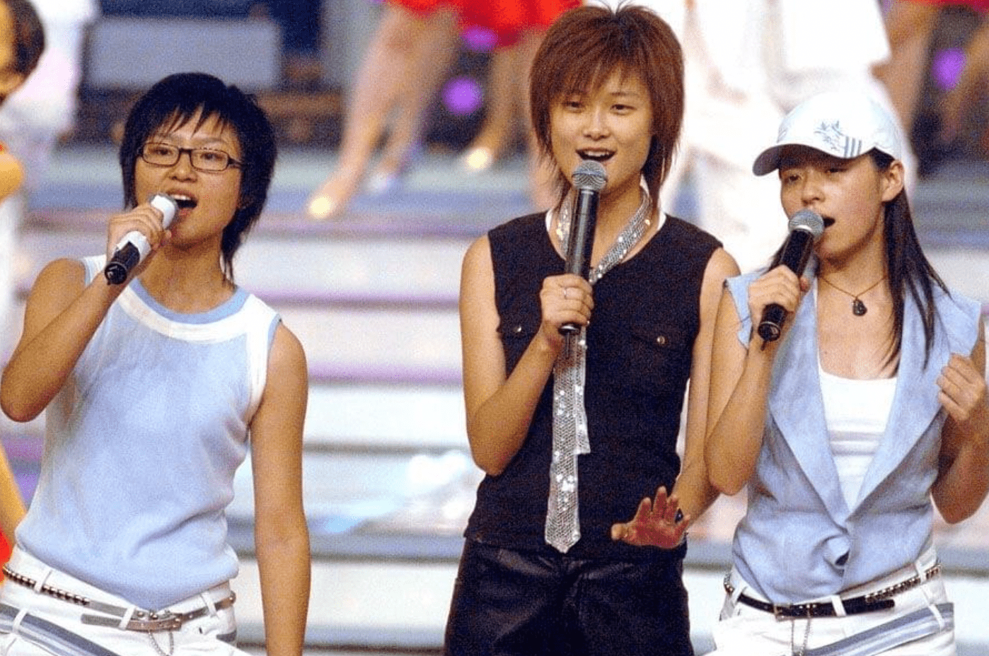 反倒是走中性风,有些像"假小子"的女明星,虽然出道时吸引了很多人的