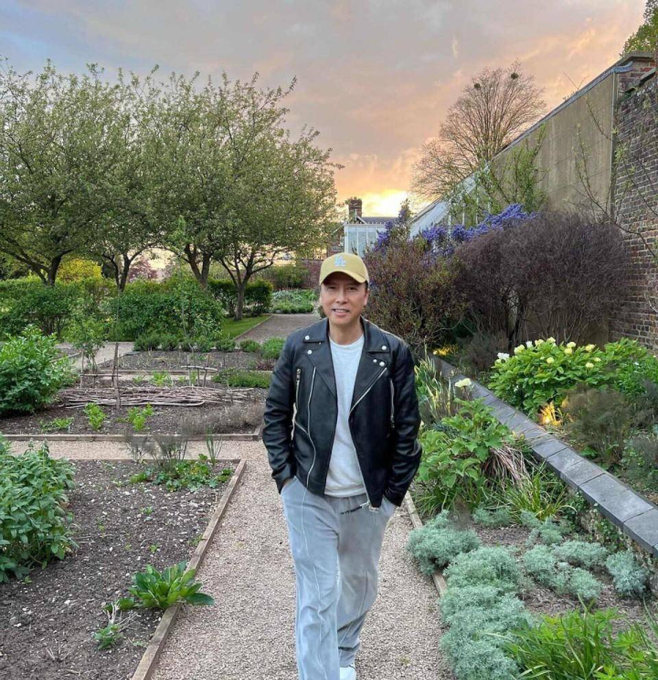 皮革配饰-帽子优点:协调性,幼稚的心态经典的双面皮夹克穿在甄子丹