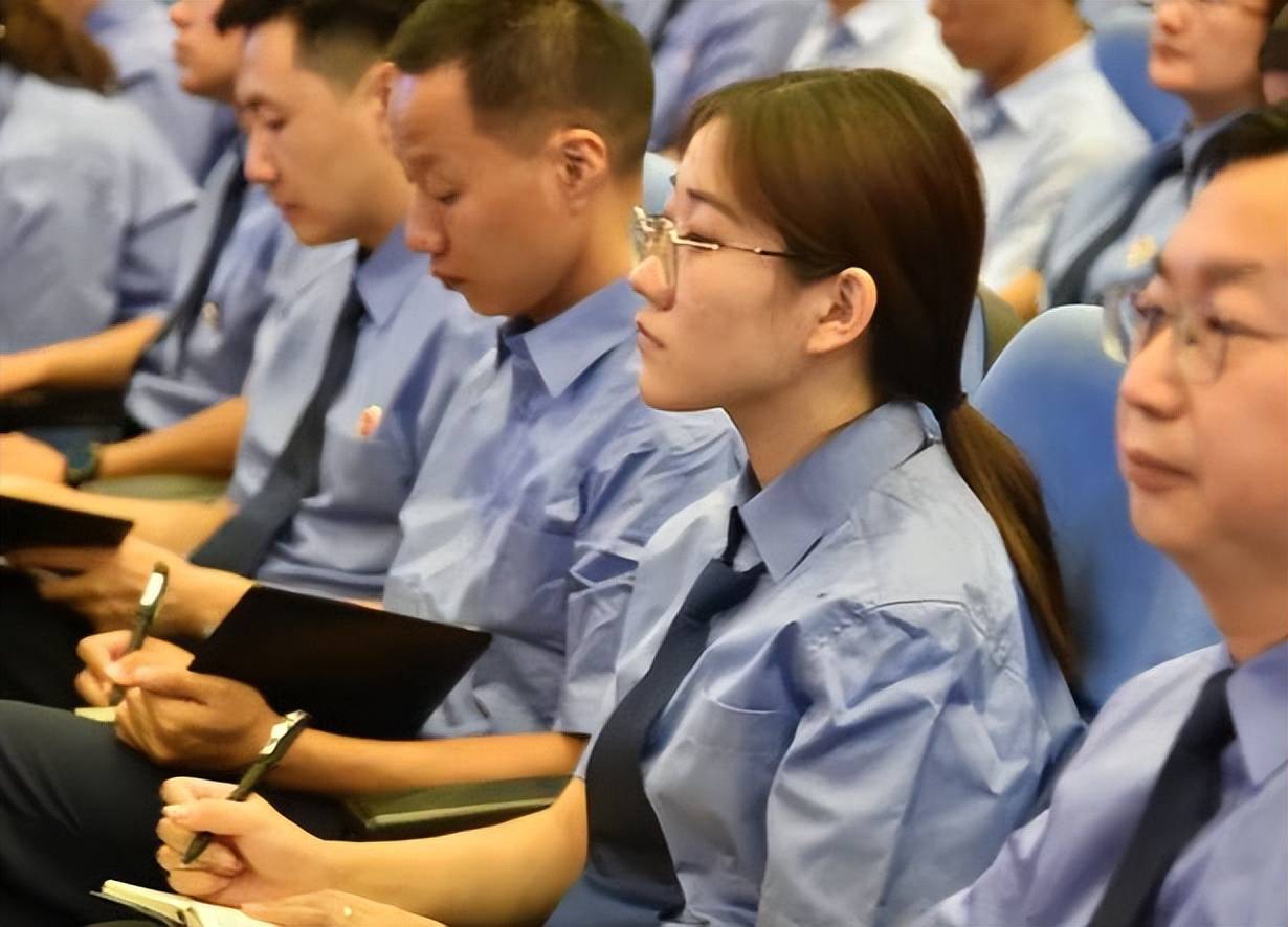 公务员六大部门喜提新"皮肤",款式好看还免费,新形象惹人羡_大学生_考