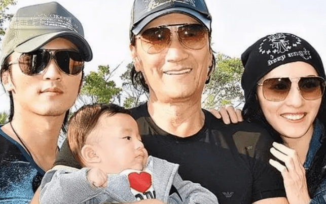 谢霆锋父子高调返港,16岁长子身高不足170,细节尽显严父家教_谢振轩