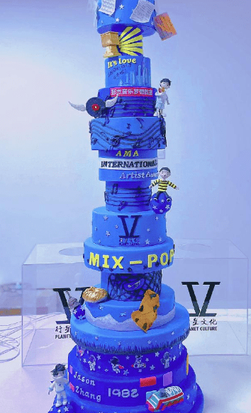 蛋糕整体颜色选用了应援色蓝色,蛋糕上还清晰的标明了张杰的个人信息