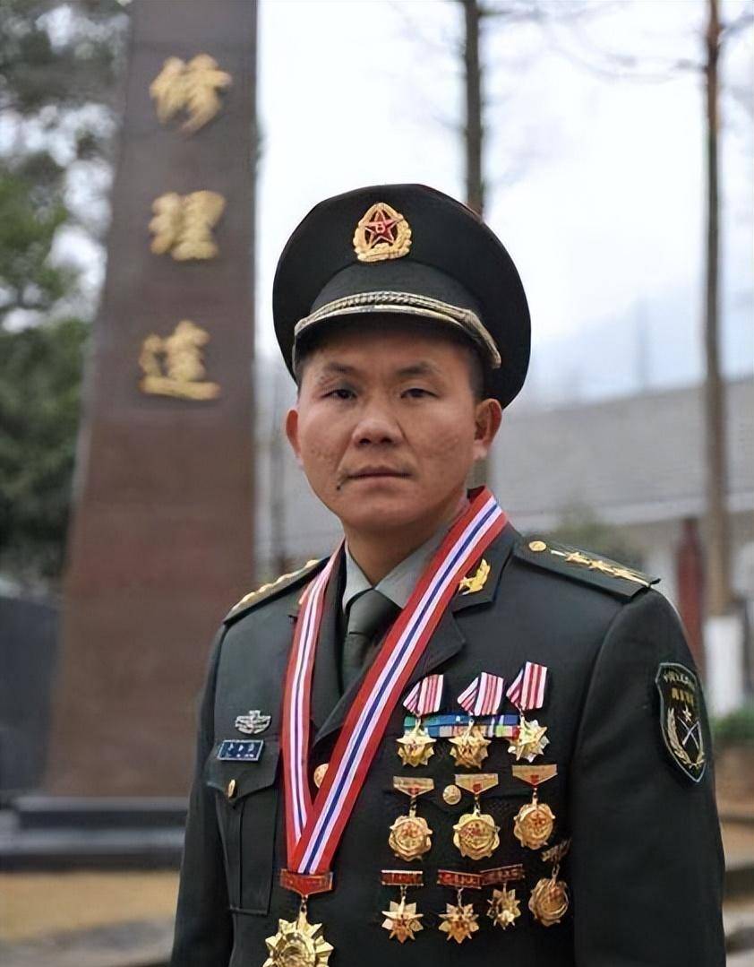 在师政委白吕之前,也有过无数人问过卢加胜脸上伤疤的来历,每次,卢加