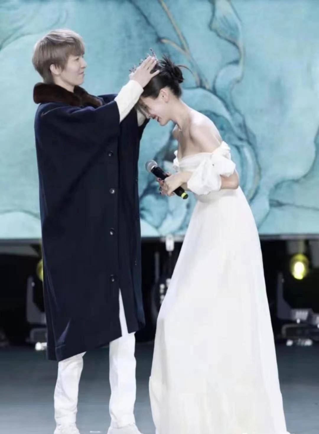 郭敬明不得不为王子文戴上王冠,可惜在内增高的踮起脚尖的时候,他无法