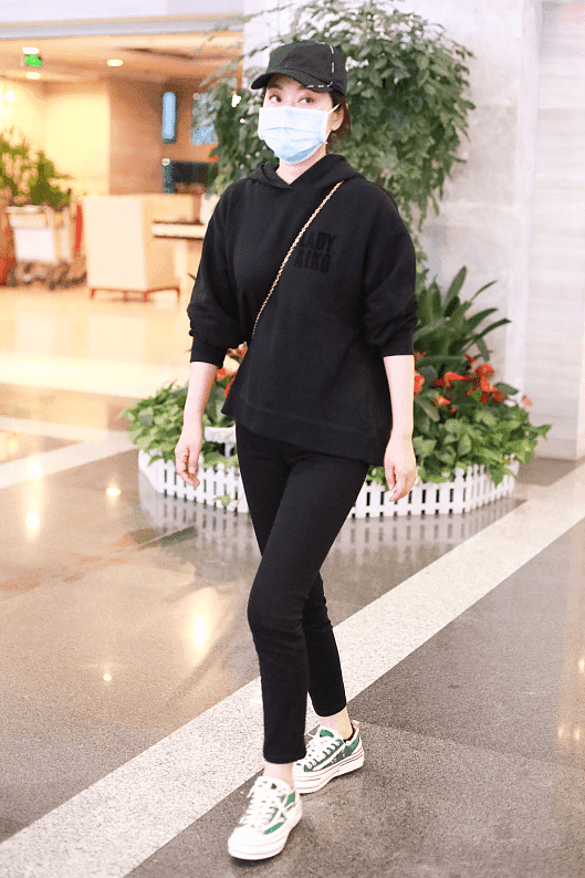 闫妮终于老老实实素颜了,张嘉译变化不大,生图反倒真实接地气!