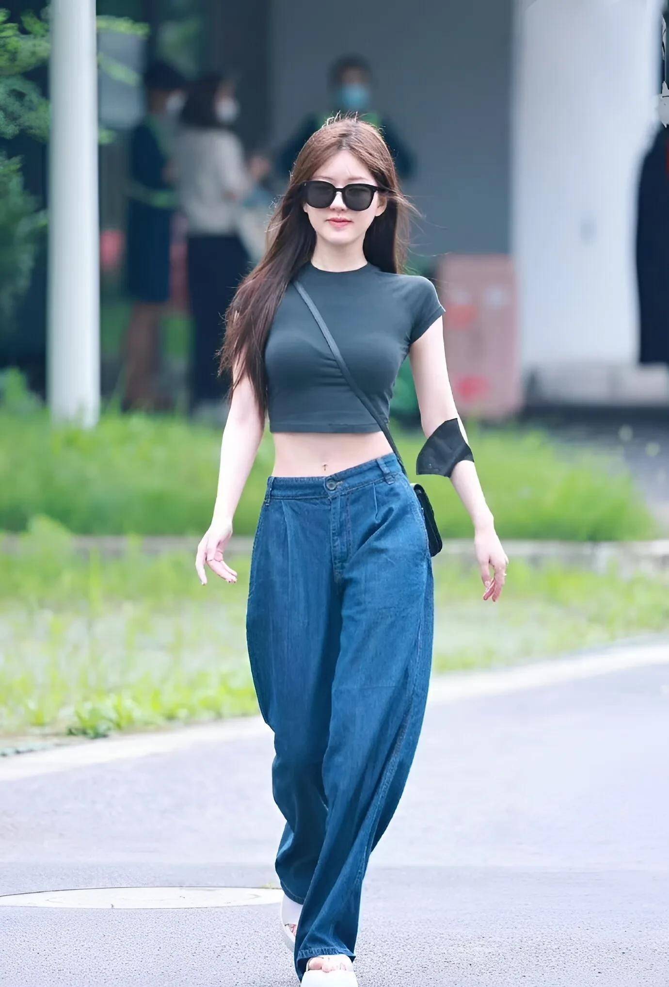 赵露思夏天有秀a4腰,身材好_女明星_看法_生活