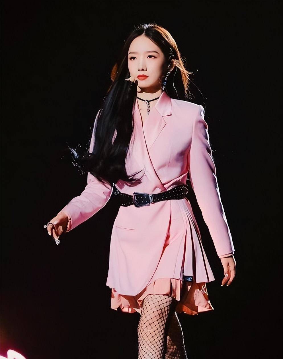 五线艺人竟然跑去开演唱会,内娱最大的笑话,还真是一票难卖_孟美岐