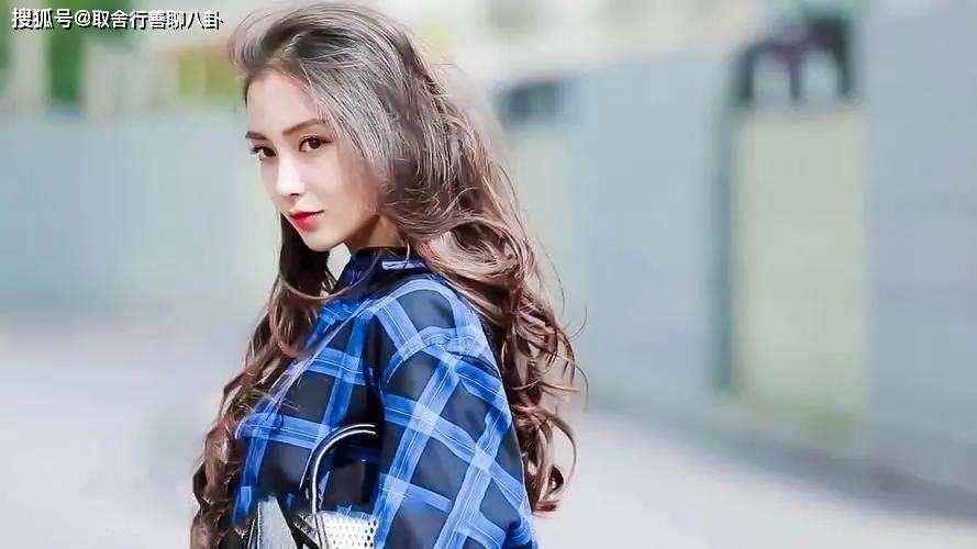 angelababy用英语与贝克汉姆交流,教其说中文吃零食,为女足加油