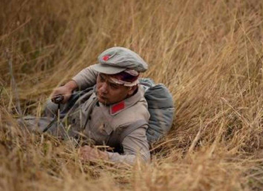 图|电视剧中,我军战士负伤依旧匍匐前进但没走多久,伤口痛痒难忍,已经