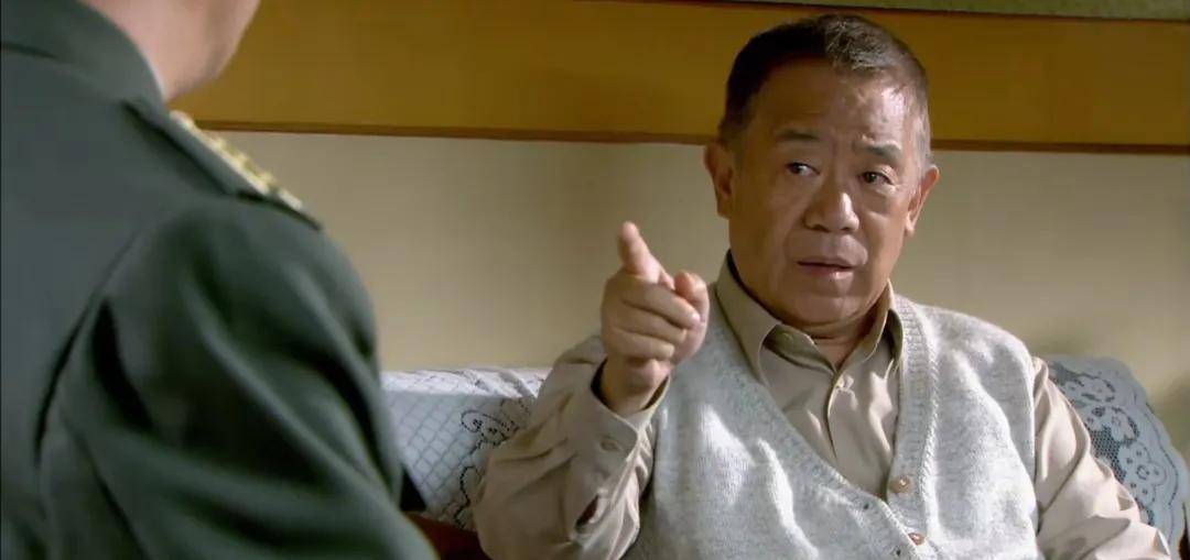 利刃出鞘:中尉何晨光当兵两年,为何能当上副连职军官_特种部队_新兵营