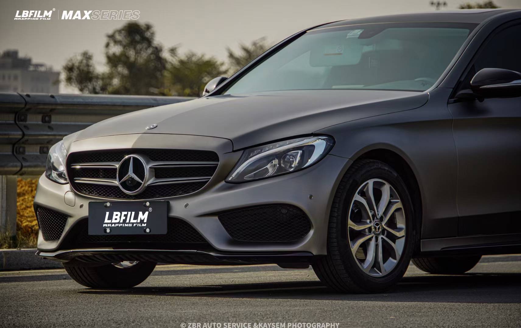 奔驰e300-lb改色膜原厂漆山灰,一款霸气又带有一丝俏皮的颜色_搜狐