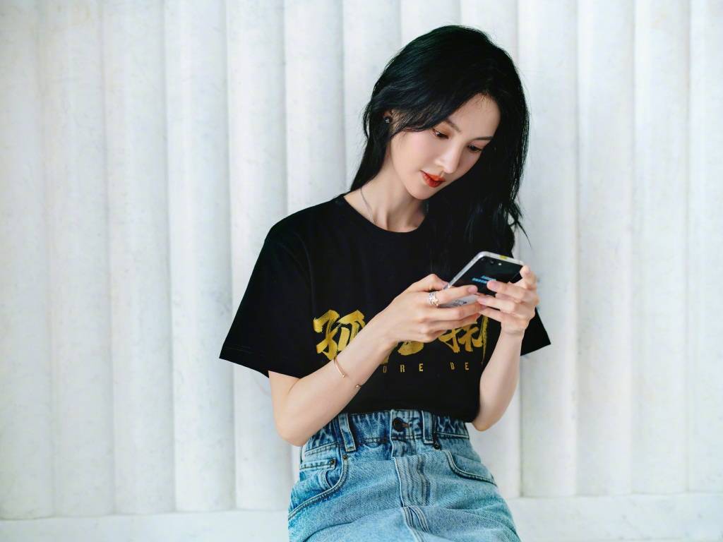 金晨现身机场,穿露脐装超性感,身上疑似多了一处新刺青_电影_网友