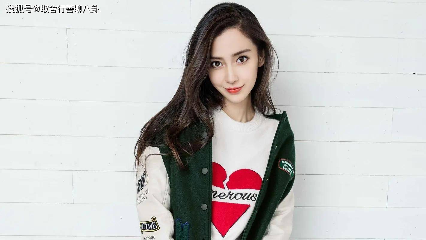 angelababy用英语与贝克汉姆交流,教其说中文吃零食,为女足加油