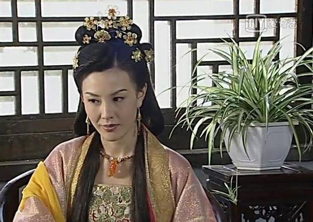 明明只是很淡定的坐在那里,淑妃娘娘却给人一种"老娘很不好惹"的感觉