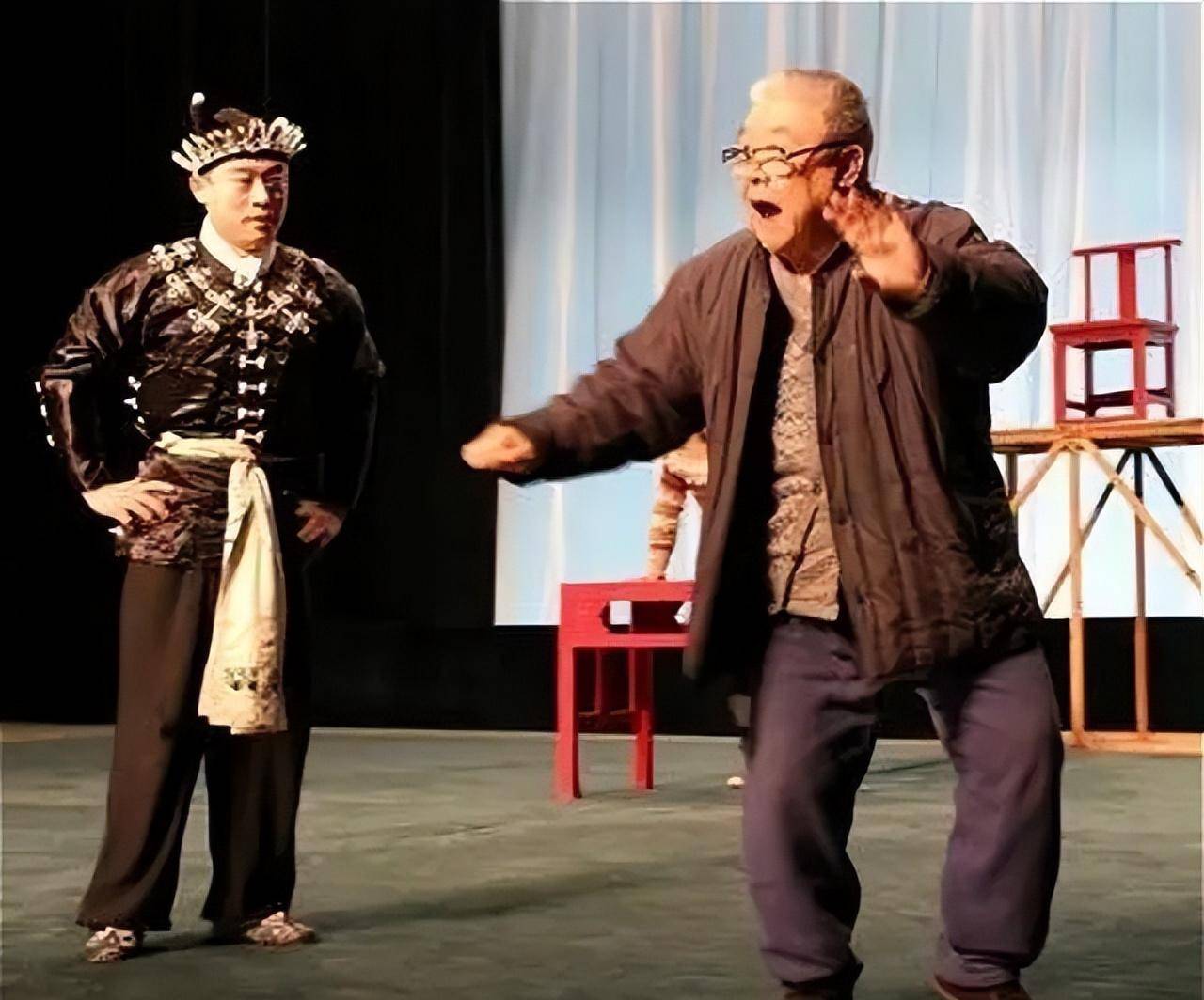 京剧泰斗,在飞机上耍横,跟乘务员顶嘴,竟保住一条命,活到94_张春华