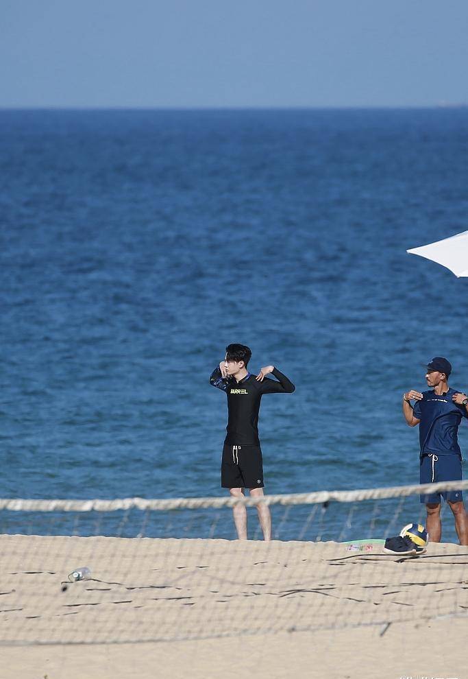 《夏日冲浪店》破浪的哥哥,王一博变身冲浪少年又帅又酷_节目_乔欣