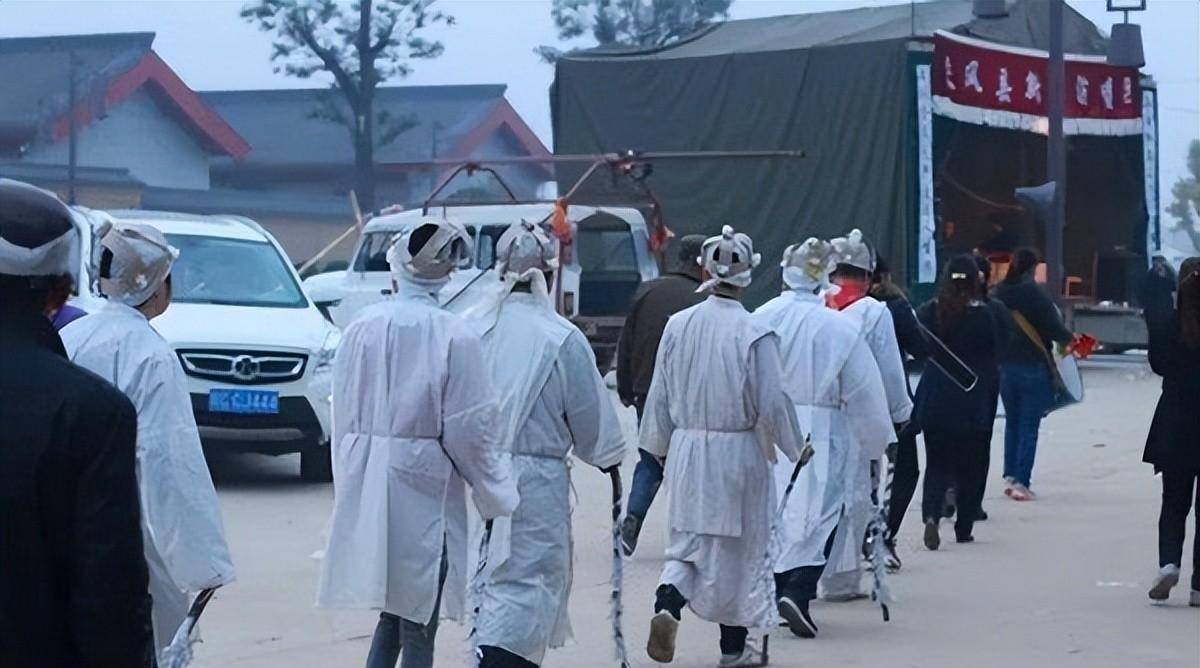 能不能持杖呢?《仪礼·丧服》接着说:"无爵而杖者何?担主也.