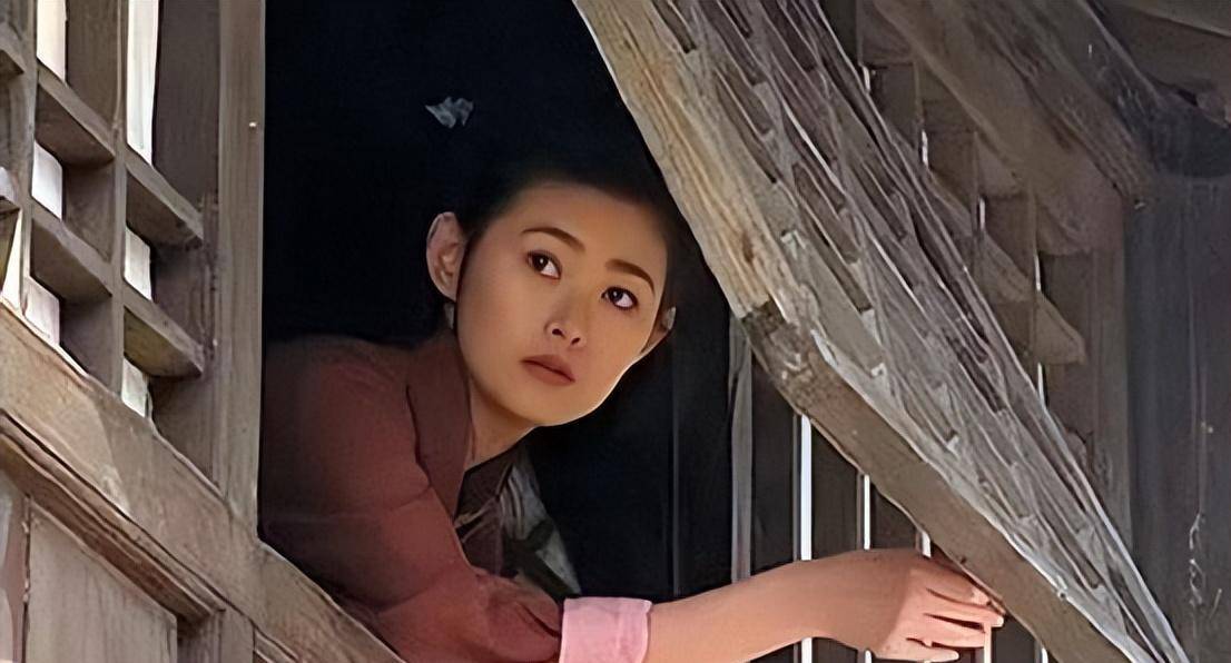 最美王思懿"潘六姐",52岁依然百变造型,衣着时尚诱人_元素_女性_旗袍