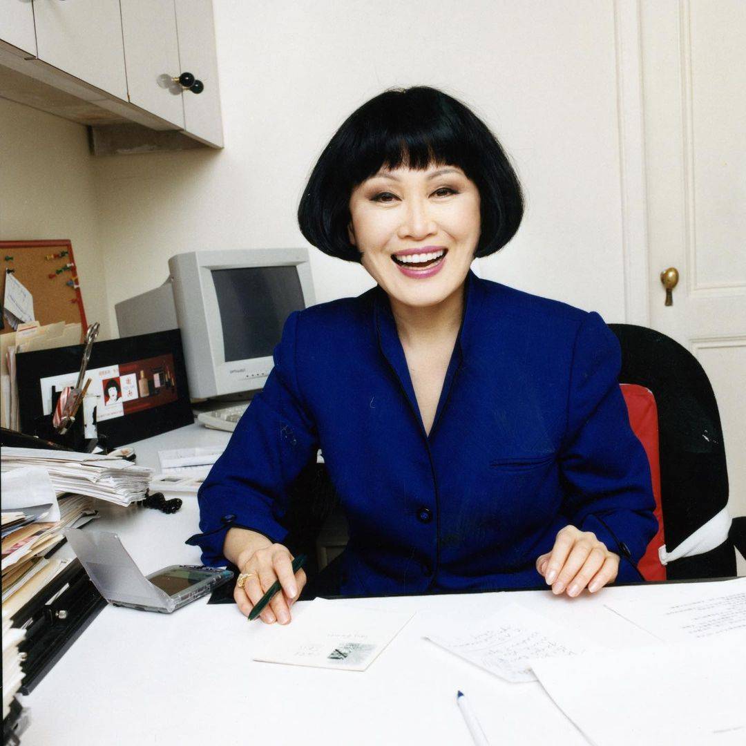 1990年2月11日,靳羽西与比自己大14岁的美国商业巨子马明斯举行婚礼.