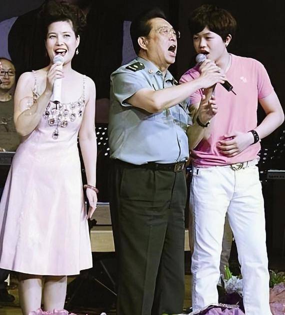 拿3万退休金为何仍硬撑接商演_李天一_儿子_美国