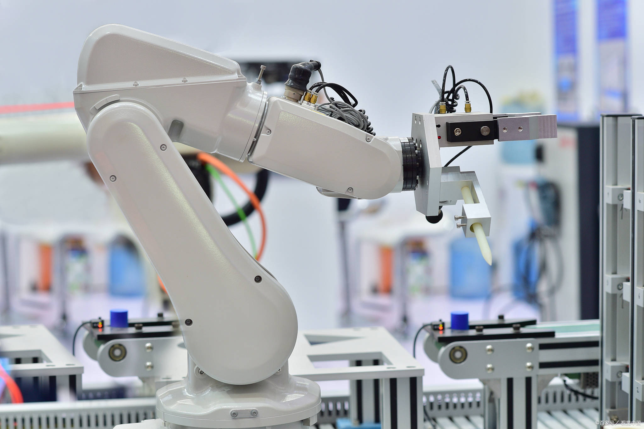 工业机器人在自动化生产线中的应用十分广泛,它们能够替代人工完成